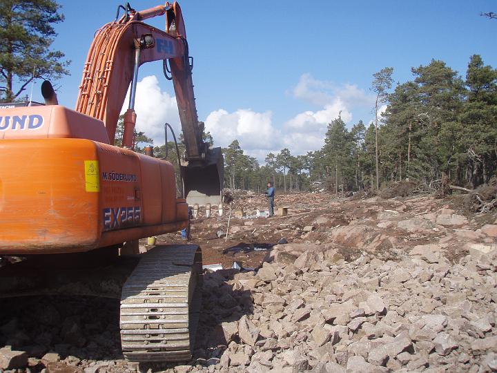 mera solbergsvagen fran korsningen mot norr.JPG - borrningen har just avslutats, dags för sprängning